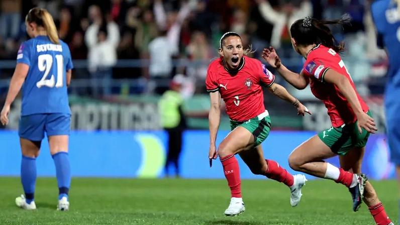 Lúcia Alves e Francisca Nazareth comemoram golo frente à Finlândia