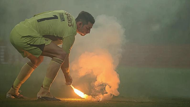 Pirotecnia ilegal domina multas no futebol e motiva campanha de sensibilização