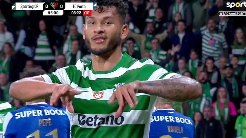 O gesto polémico de Luis Suárez durante o Sporting-FC Porto