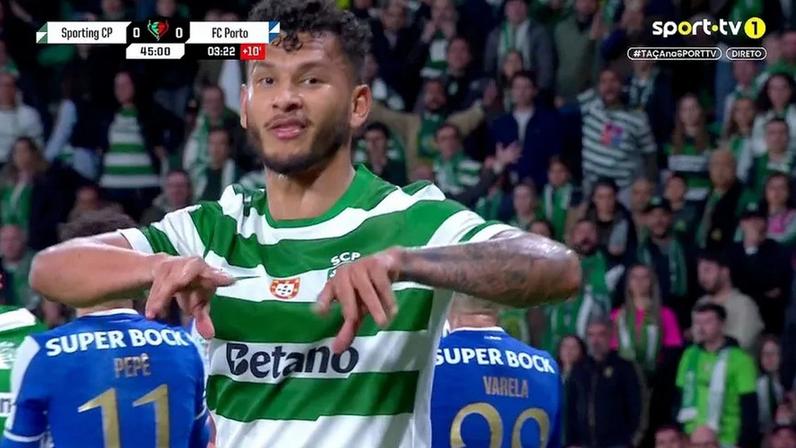 O gesto polémico de Luis Suárez durante o Sporting-FC Porto