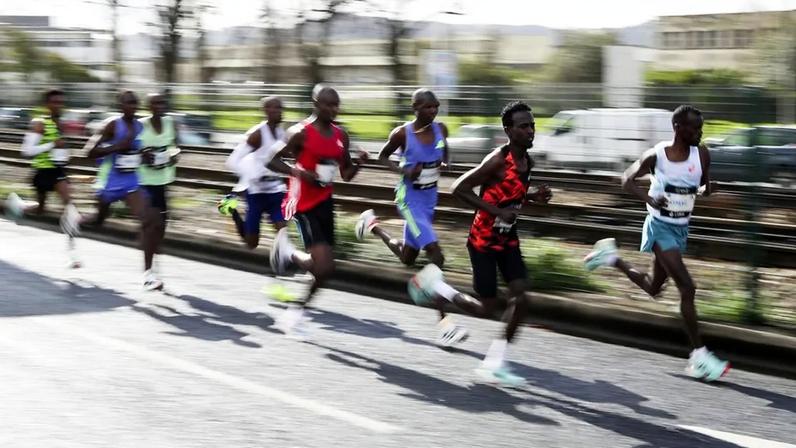 Corredores de elite competem na EDP Meia Maratona de Lisboa.