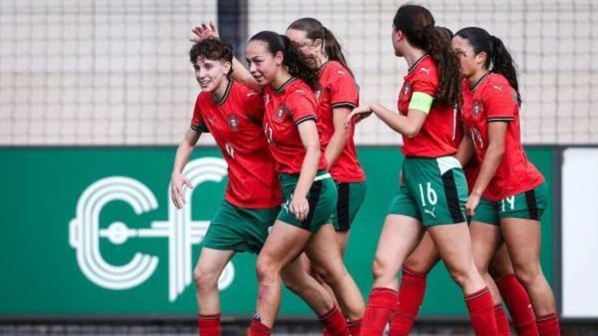 Jogadoras da Seleção Nacional celebram golo frente ao Kosovo
