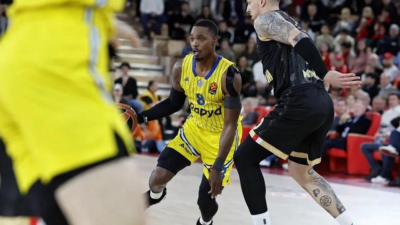 Basquetebolistas em ação durante jogo da Euroliga, afetado devido a guerra no Médio Oriente