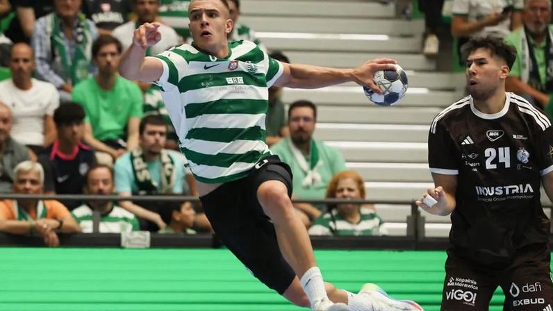 Jogo entre Sporting e Kielce, com atleta do Sporting em destaque