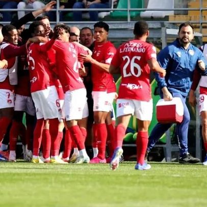 Santa Clara, inspirado pela história, vence diante do Vitória