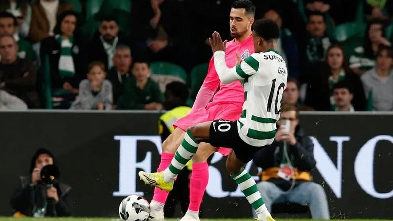 Diogo Costa disputa o lance com Geny Catamo