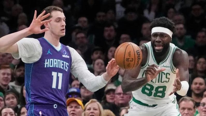 Neemias em ação na derrota dos Celtics frente aos Hornets