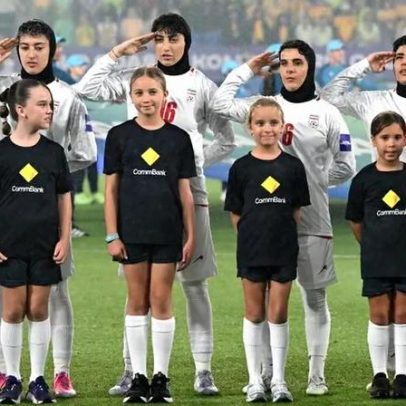 Seleção feminina do Irã canta hino após silêncio na estreia da Taça Asiática