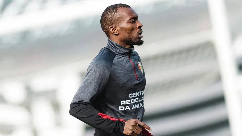 Bruno Langa em treino do E. Amadora