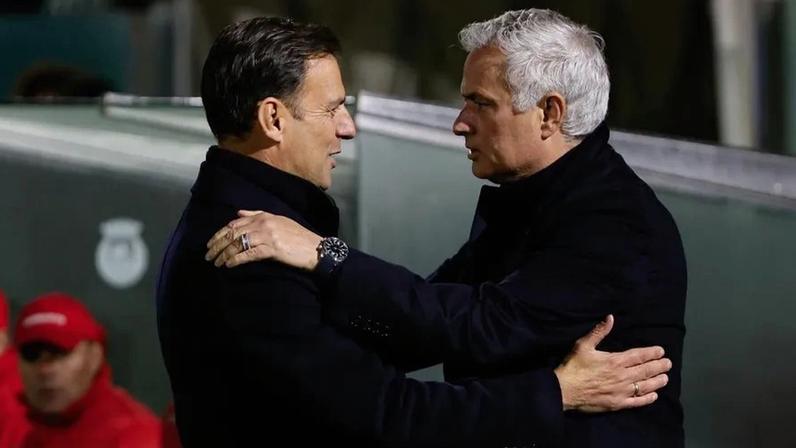 Sotiris Silaidopoulos e José Mourinho no jogo entre Rio Ave e Benfica, em janeiro