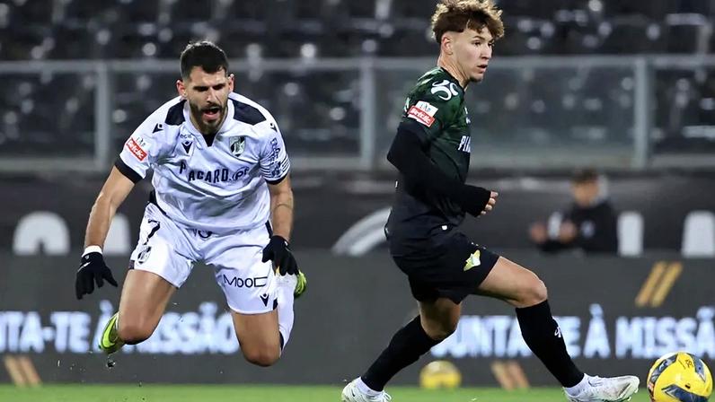 Afonso Assis (à direita) num jogo com o V. Guimarães