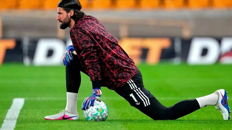 Alisson, guarda-redes do Liverpool, permanece no clube inglês