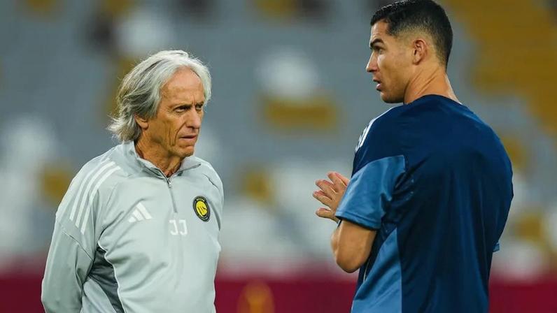 Jorge Jesus à conversa com Cristiano Ronaldo