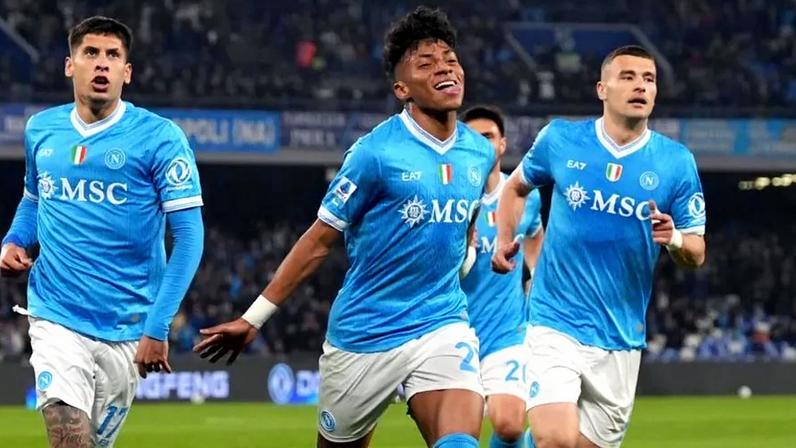 Alisson Santos celebra golo pelo Nápoles