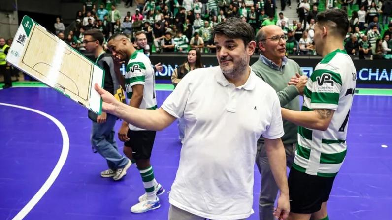 Nuno Dias festeja vitória sobre o Benfica, que apurou o Sporting para a final four da Champions de futsal