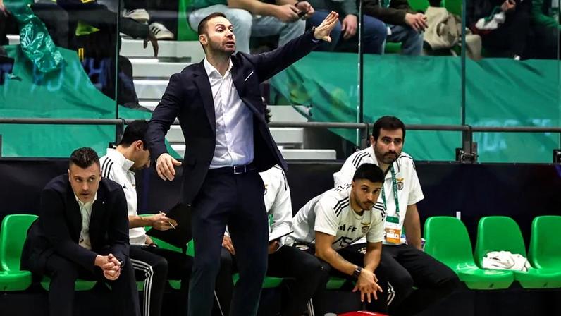 Cassiano Klein dá indicações aos jogadores do Benfica durante o dérbi com o Sporting no João Rocha