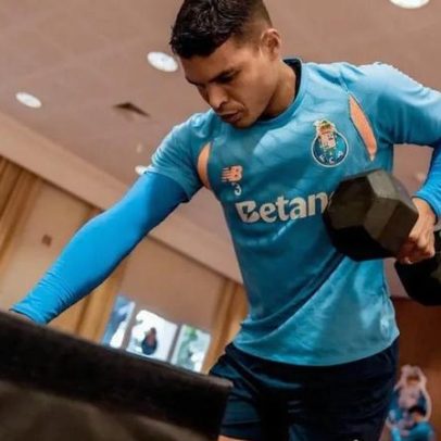 Thiago Silva dá apoio à muralha