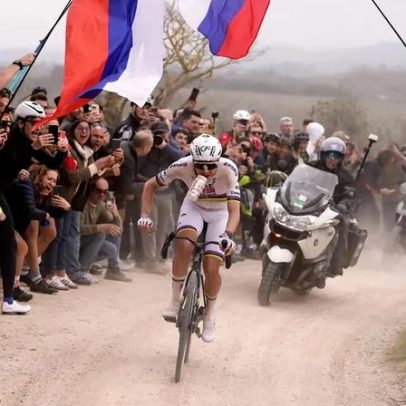 Pogacar ataca a 80 km da meta para fazer história na Strade Bianche