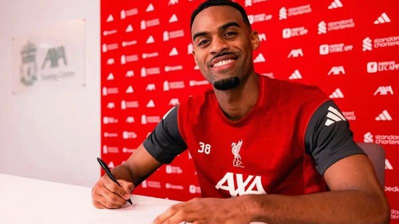 Ryan Gravenberch renova pelo Liverpool