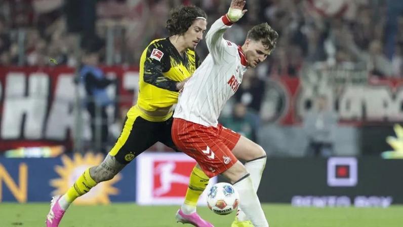 Fábio Silva disputa a bola durante o Colónia-Borussia Dortmund