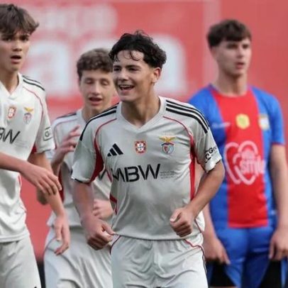 Jesus Aquino faz bis na vitória dos iniciados do Benfica e sobe ao 2.º lugar