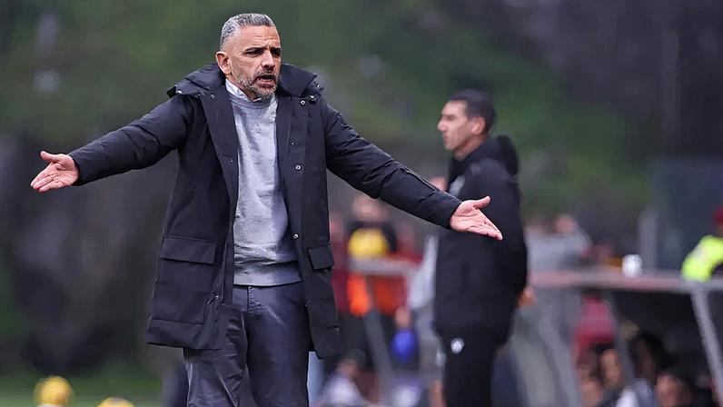 Rui Borges reage no banco de suplentes do Sporting