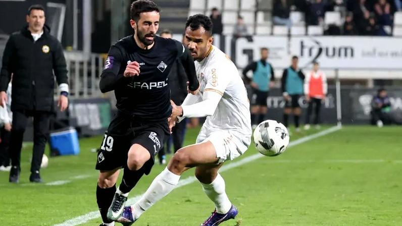 Académica vence na Póvoa com golo de bandeira