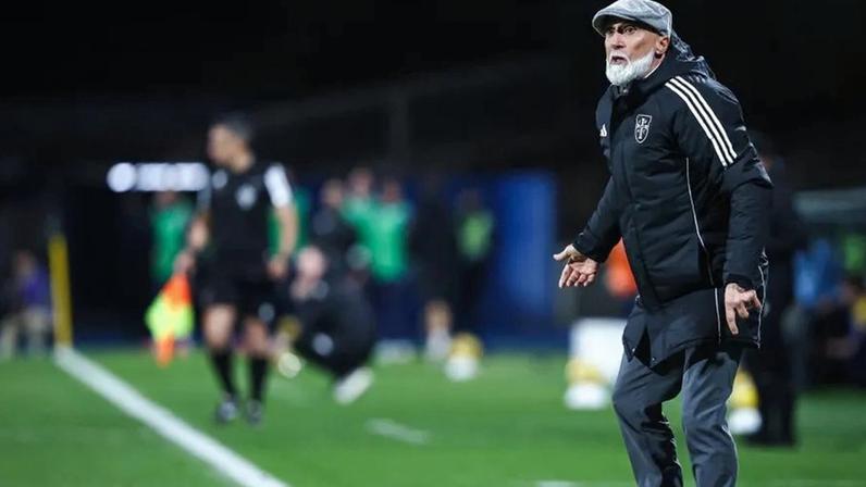 Álvaro Pachecho reage junto ao banco de suplentes do Casa Pia