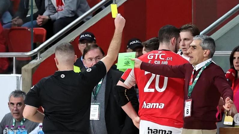 Jota González viu cartão amarelo por protestos