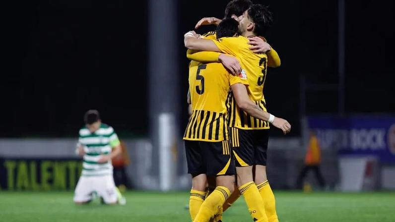 Jogadores do Lus. Lourosa a celebrar