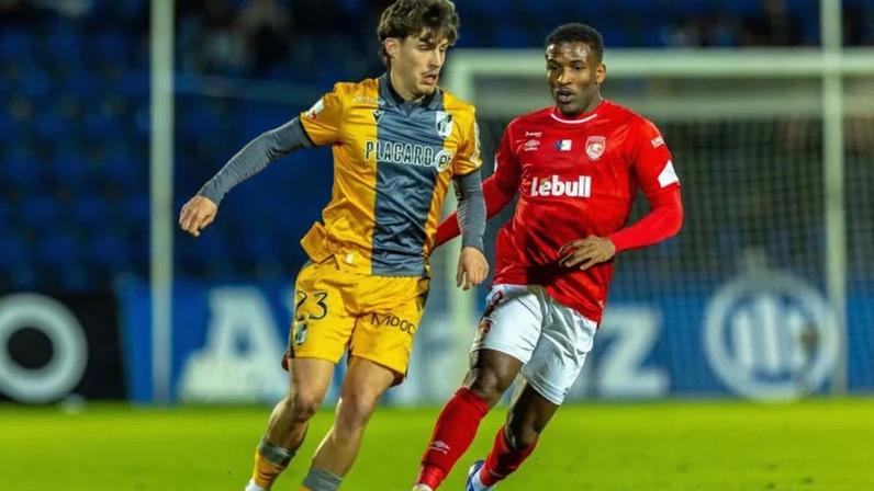 Diogo Sousa pressionado por Elias Manoel