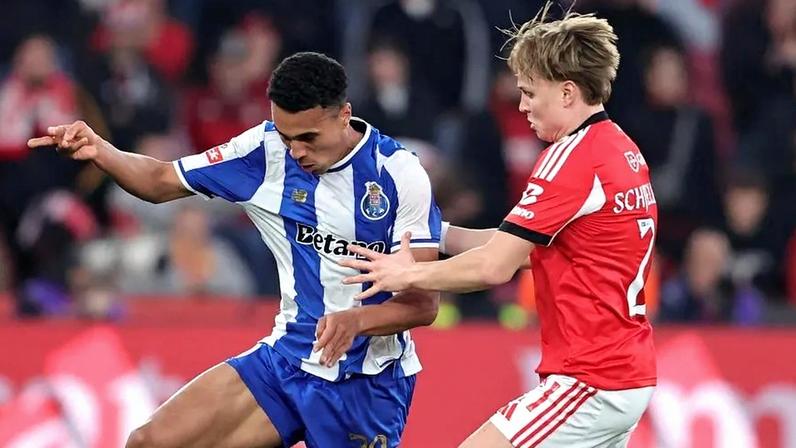 Alberto Costa disputa lance com Schjelderup