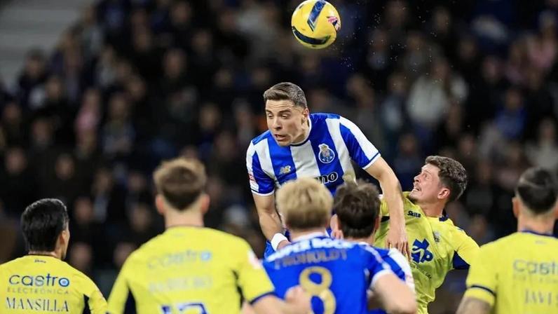 Bednarek ganha duelo aéreo