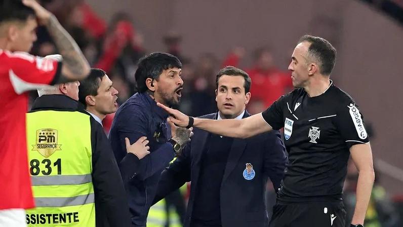 Confusão junto aos bancos no Benfica-FC Porto