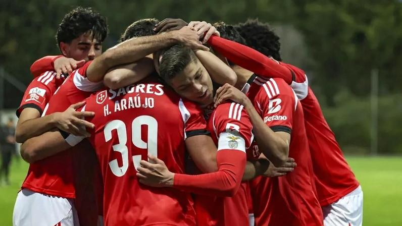 Benfica B celebra vitória frente ao Feirense na II Liga