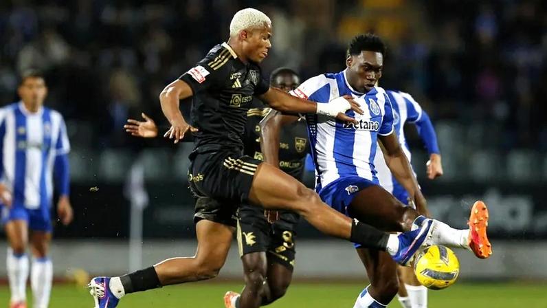 Khaly perante Samu no Casa Pia-FC Porto (2-1)