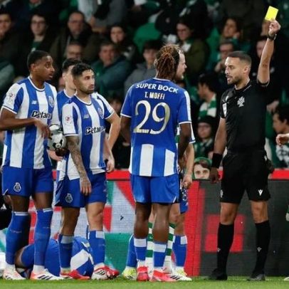 Cláudio Pereira atingido na cabeça por garrafa; Sporting multado em 17 mil euros