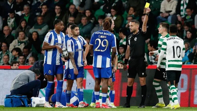Cláudio Pereira mostra o cartão amarelo durante o Sporting-FC Porto