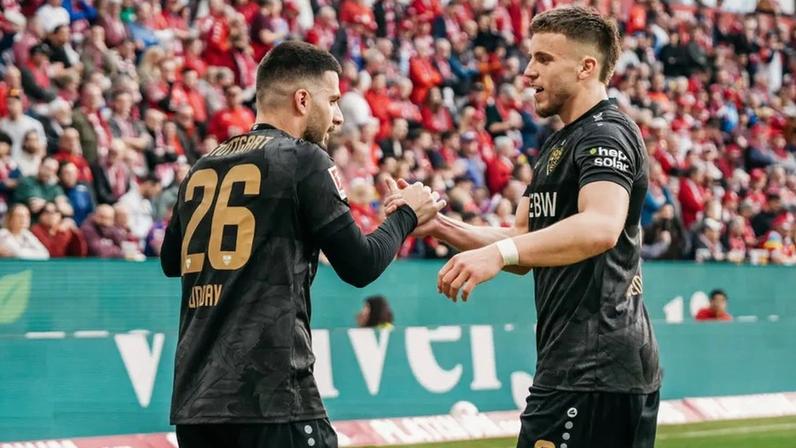 Jogadores do Estugarda festejam golo