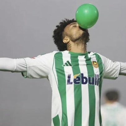 Blesa brilha no Rio Ave com os dois pés