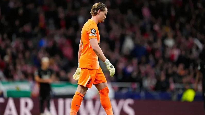 Antonín Kinsky cabisbaixo ao ser substituído aos 17 minutos de jogo