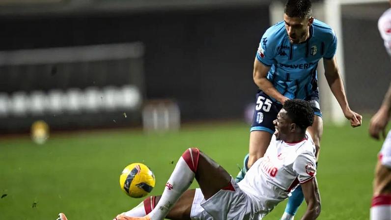 Jogadores em disputa durante jogo
