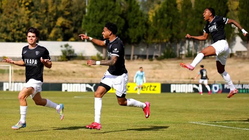 Jogadores do Ac. Viseu festejam golo frente ao Sporting na Liga Revelação