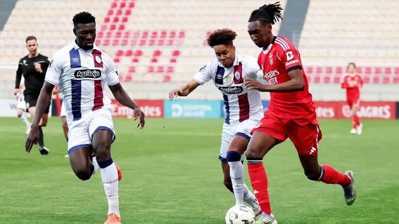 Futebol: Torreense vence Benfica no Seixal