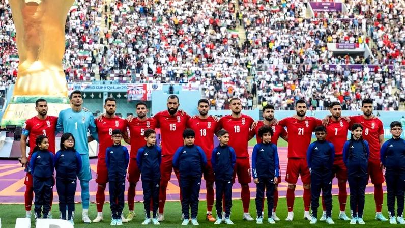 A seleção iraniana no jogo contra a Inglaterra no Mundial de 2022, no Qatar