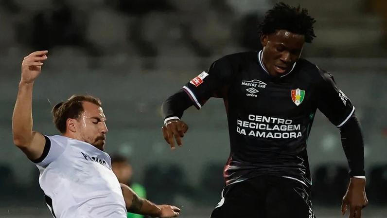 Eddy Doué em ação contra o V. Guimarães