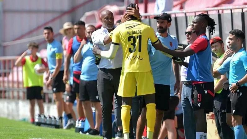 Manuel Baldé confortado por Hélder Cristóvão e pelos companheiros, após ser substituído