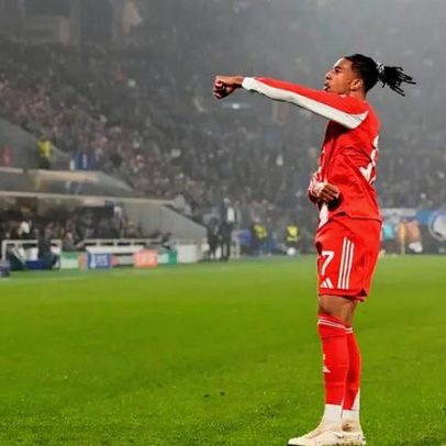 Kompany compara Olise a De Bruyne pela atenção aos detalhes