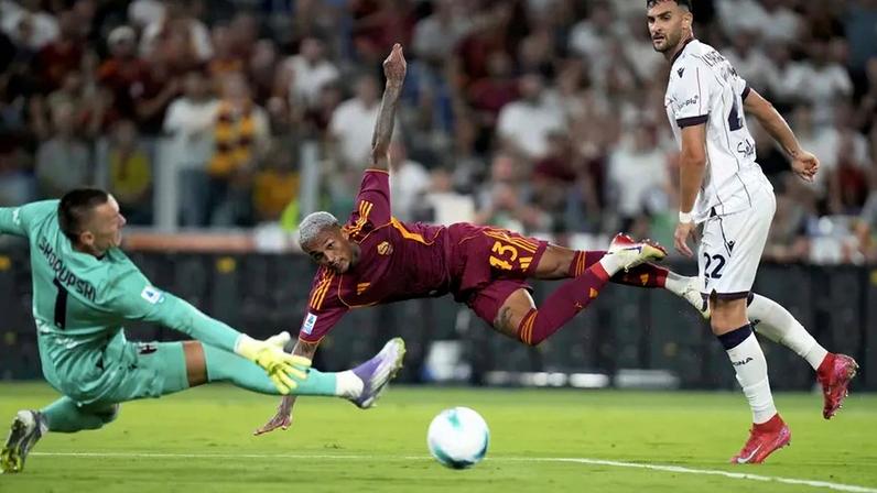 Roma e Bolonha disputam a posse de bola na Série A