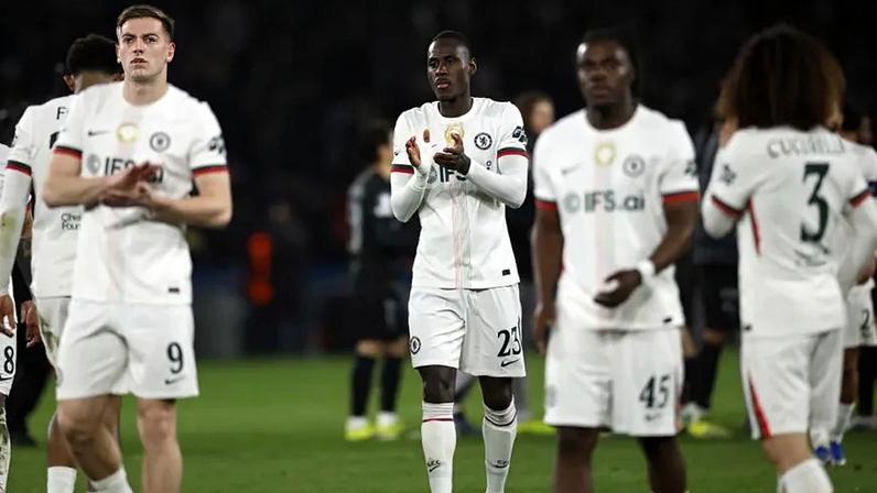 Jogadores do Chelsea desiludidos após derrota pesada com o PSG
